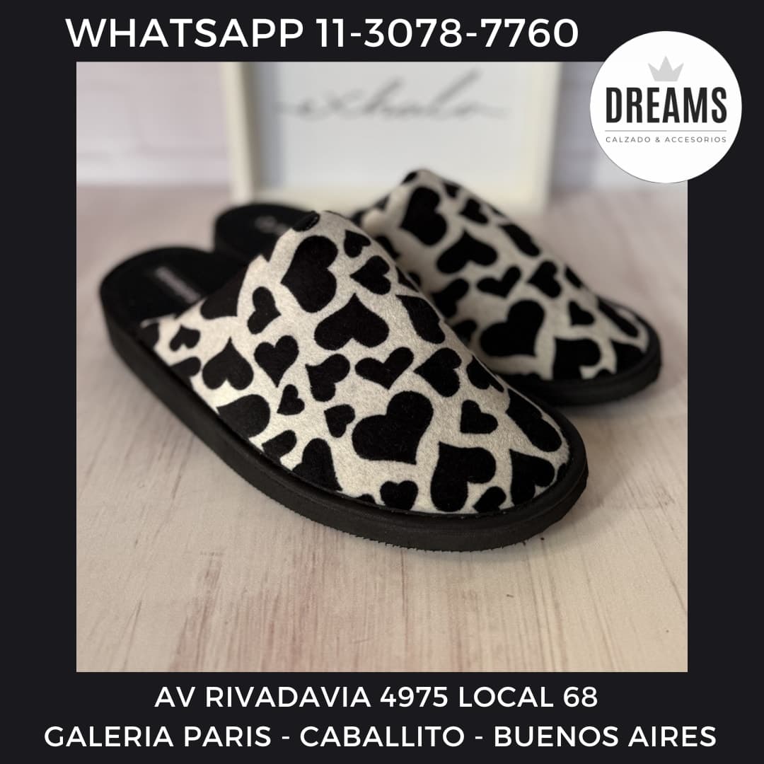 Pantuflas chinelas para mujer de plush con punta cerrada gris estampado corazones